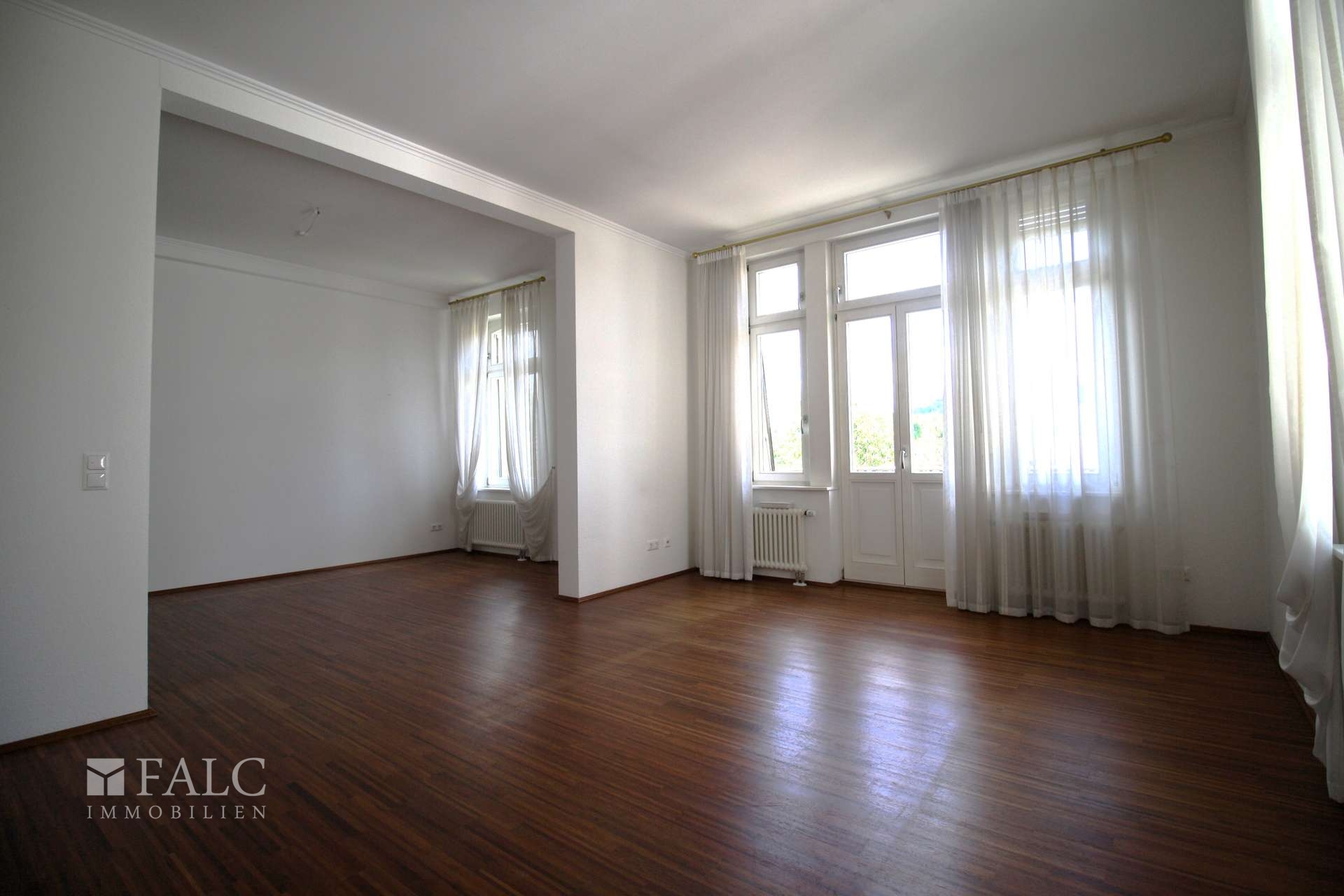 großzügiges Wohnzimmer